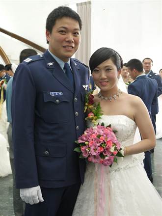 空軍集團婚禮 飛官夫婦受矚目