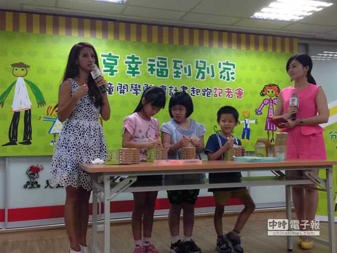 育有兩子的藝人李蒨蓉今擔任兒盟活動的愛心大使，並現場與愛心小志工們彩繪「愛分享撲滿」，希望傳遞愛心幫助更多弱勢學子。（洪欣慈攝）