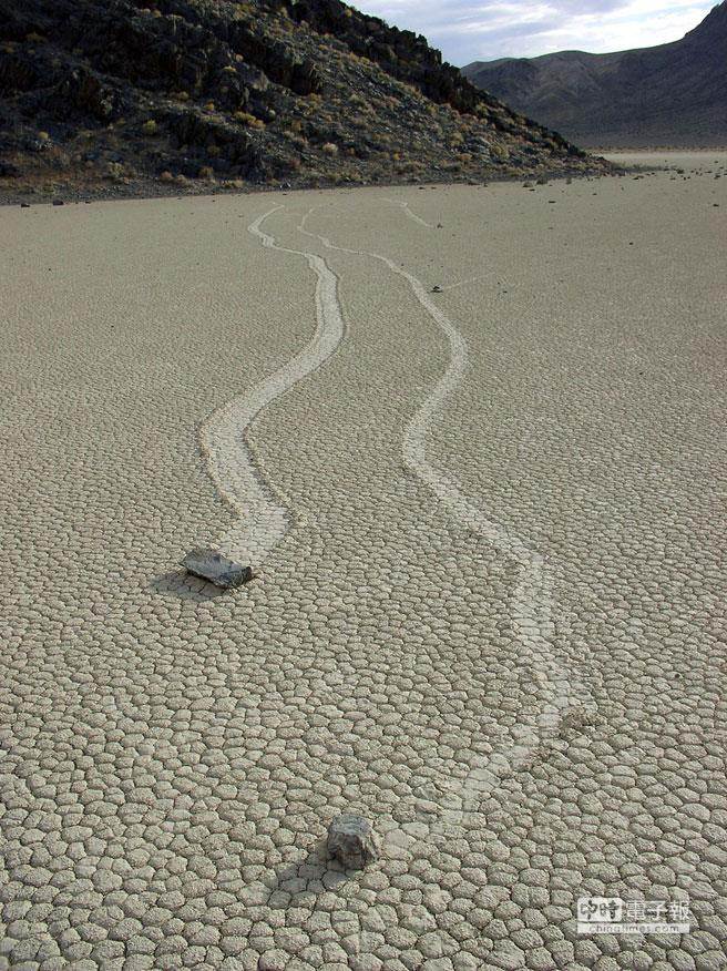 美國加州死亡谷的石頭會自己在茫茫沙漠上「走路」，留下一道道長長軌跡，成為自然一大奇景。(美聯社)