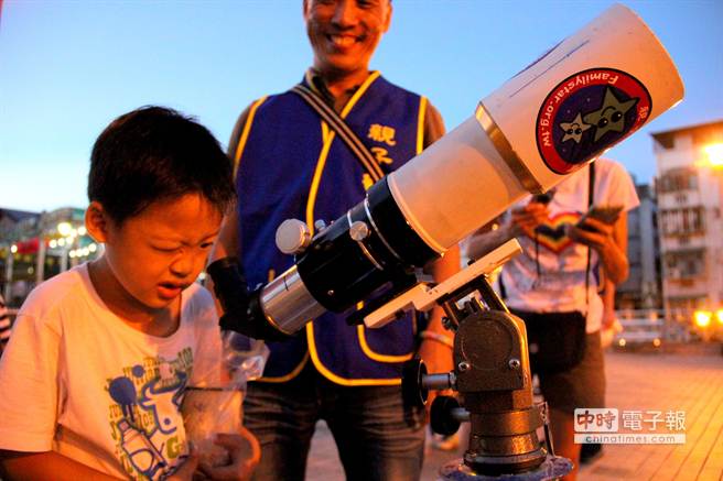 市立圖書館長安分館6日邀請親子一同賞月，孩童玩得不亦樂乎。（謝文瑄攝）