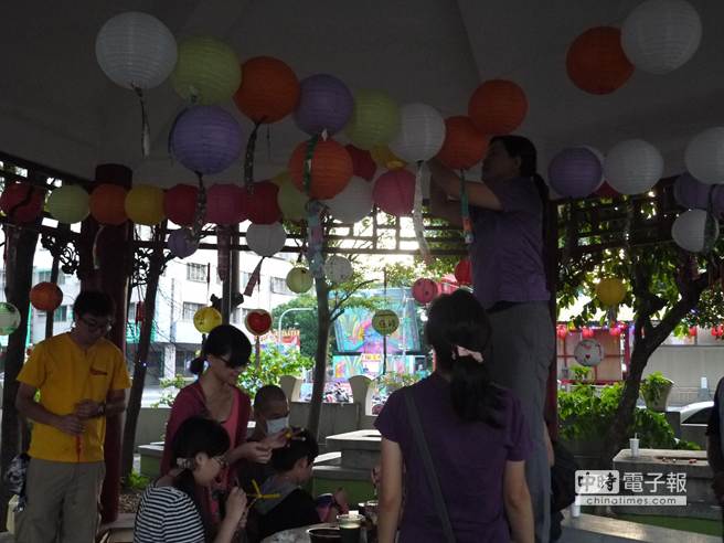 高雄氣爆罹難者自救會長陳冠榮辦中秋音樂會，會場也規劃藝術治療區，藉由DIY彩繪風車、燈籠嘗試將悲傷逐漸釋出，迎向未來。 （劉宥廷攝）