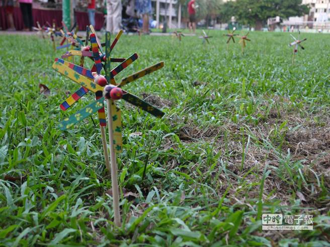 藝術治療師吳亭君說，風車代表希望，風吹散陰霾，旋轉引進向上力量。 （劉宥廷攝）