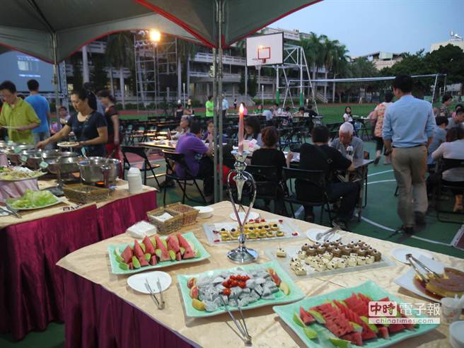 中秋音樂會除有自助式美食填飽肚子，還有撫慰人心的樂聲。(劉宥廷攝)