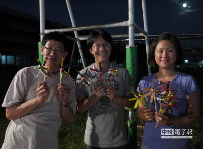 高雄氣爆罹難者自救會長陳冠榮（中）及藝術治療師吳亭君（右）將象徵希望的彩繪風車，送給痛失妻兒的拉麵店老闆王忠誠（左），盼能揮別傷痛，重新開始。 （劉宥廷攝)