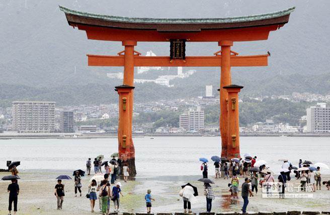 圖為日本宮島是世界遺產，以海上大鳥居聞名。（資料照片 陳志源攝）
