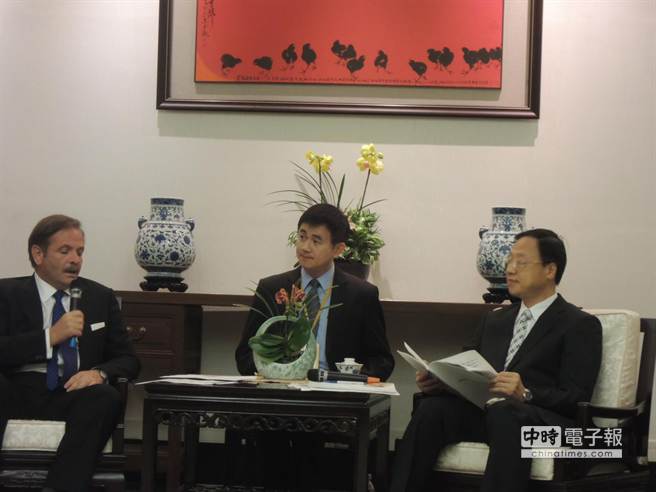 歐洲商會理事長尹容（左）向江揆建議法規鬆綁（呂雪彗攝）