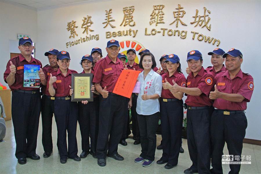 羅東鎮長林姿妙頒獎表揚給羅東鎮維安社區守望相助隊。（王亭云攝）