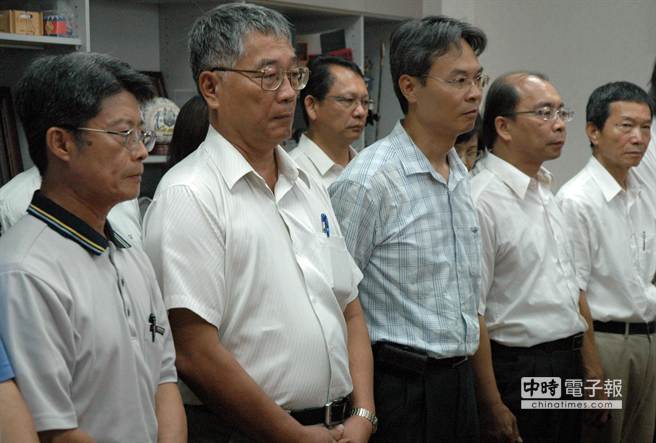 屏東縣政府為餿油案負責，包括地政處長蘇俊源(左起)、農業處長林景和、城鄉發展處長李吉弘、環保局長林雅文及衛生局長李建廷已請辭獲准。(林和生攝)