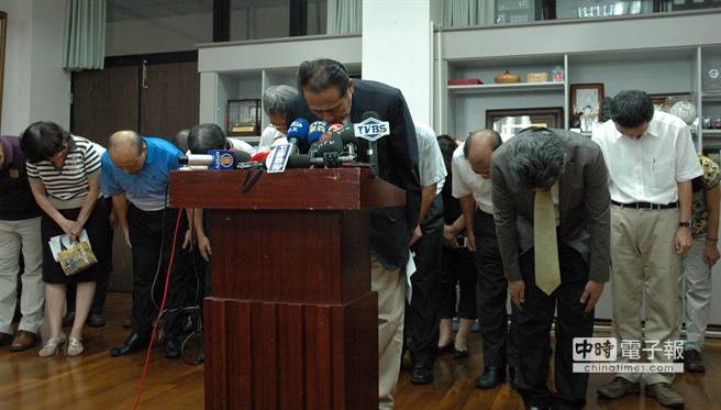 屏東縣長曹啟鴻帶領一級主管為餿油案鞠躬道歉。(林和生攝)