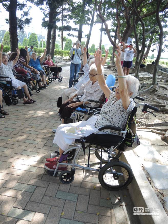 10多位坐在輪椅上的老人家，跟著葉先生的口號運動手、腳，不止復健病後的身體，也在同伴陪伴下打開原本封閉的心靈。（張潼攝）