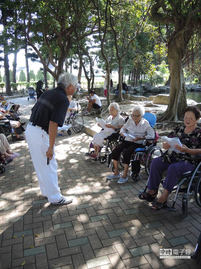 葉先生（中間站立者）蒐集日文歌，帶著老人家一起唱。（張潼攝）