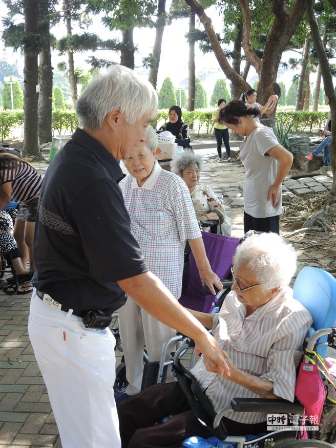 葉先生（左）與105歲老母親葉謝呆感情好，每天都會一起到公園與「幼稚園」其他夥伴做運動。（張潼攝）