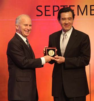 馬英九獲頒國際和平獎章
