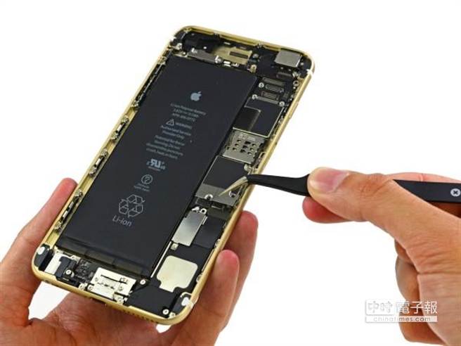 拆解iPhone 6 Plus令人第一眼印象深刻的就是它2915 mAh的超大電池。(取材自iFixit)