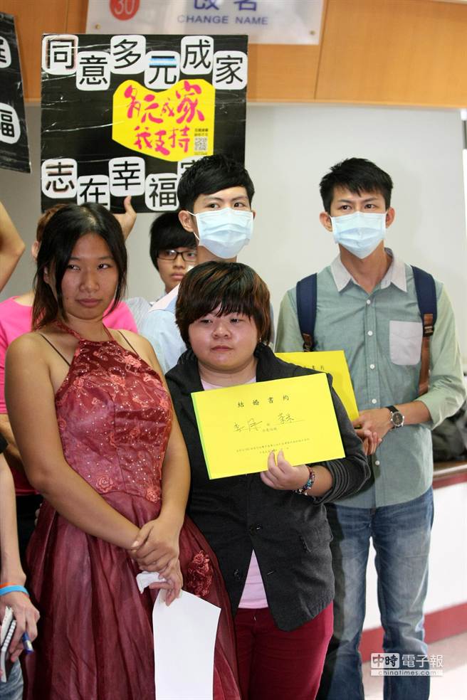 2014.09.20 高雄市 ▲高雄市女同志伴侶李月（前右）和茶米（前左）20日到戶政所辦理結婚登記，遭駁回。（呂素麗攝）