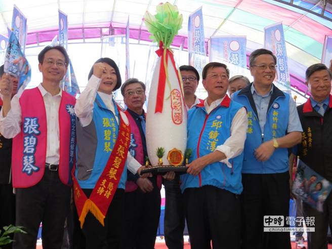 竹北市參選人張碧琴（左二）20日在縣長邱鏡淳（右三）等人的站台力挺下成立競選總部。（陳育賢攝）