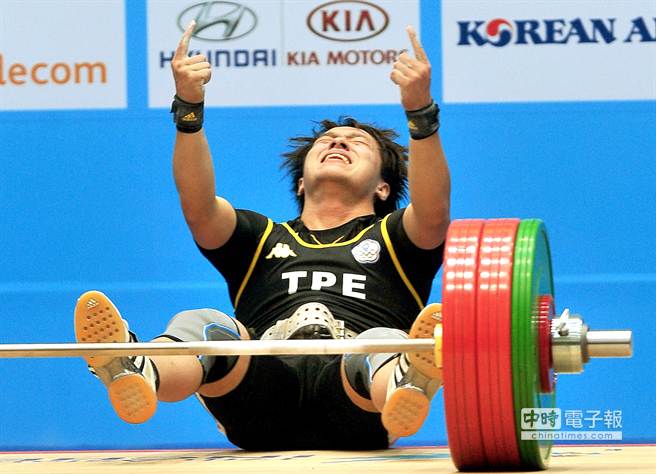 中華亞運舉重選手林子琦23日在仁川亞運女子舉重63公斤級的比賽中，於挺舉最後一次成功舉起145公斤，打破挺舉與抓挺舉總和的兩項世界紀錄，奪得亞運金牌，興奮得倒地慶祝。(鄭任南攝)