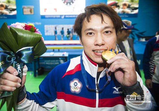 中華亞運舉重選手林子琦23日在仁川亞運女子舉重63公斤級的比賽中，打破挺舉與抓挺舉總和的兩項世界紀錄，奪得亞運金牌，高興的咬著到手的金牌。(鄭任南攝)