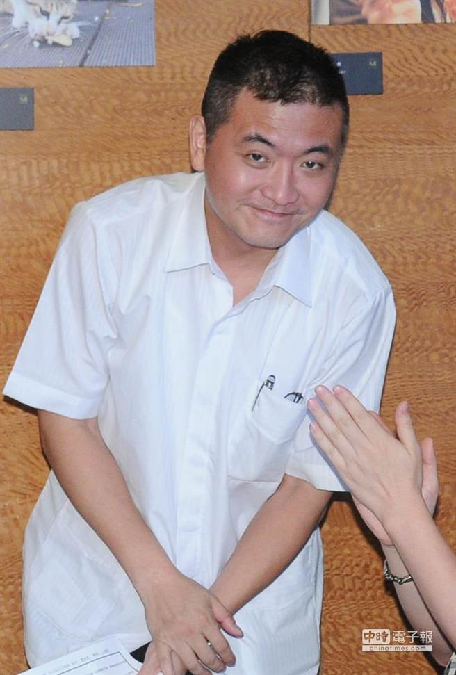 親民黨北市大安、文山區市議員候選人何啟聖今天表示，年慰金是軍警公教薪資的一部份，被政府苛扣了兩年，現在不是調高發放門檻，而是應全數「歸還」。（圖／本報資料照片）