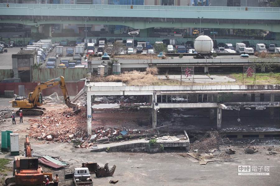 上世紀60年代興建的北市舊家禽批發市場29日起動工拆除，作業約需15天，預計將拆除既有舊家禽批發市場交易場及辦公室建物，拆除後場地將配合環南市場改建工程，明年移交工務局水工處續辦環南市場改建工程。（王錦河攝）