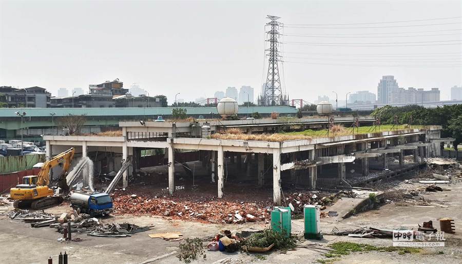 上世紀60年代興建的北市舊家禽批發市場29日起動工拆除，作業約需15天，預計將拆除既有舊家禽批發市場交易場及辦公室建物，拆除後場地將配合環南市場改建工程，明年移交工務局水工處續辦環南市場改建工程。（王錦河攝）