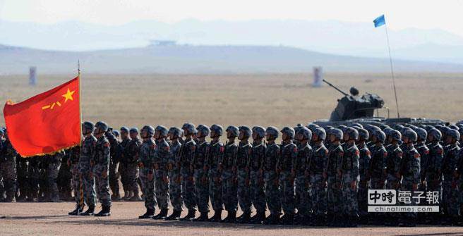 圖為陸人民解放軍參與軍事演習，結束後接受檢閱。（新華社）