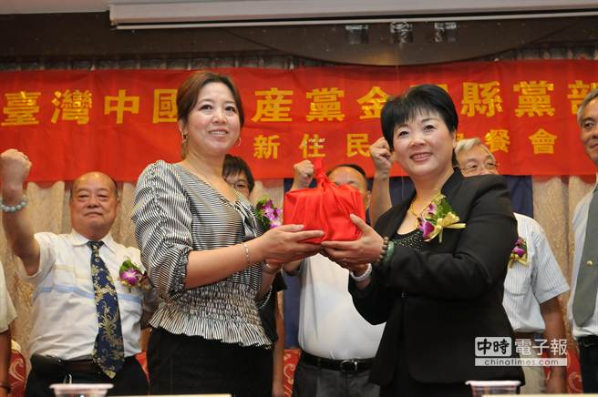 黨主席盧月香（右）頒發證書給金門縣黨部主委羅建華（左）。（李金生攝）