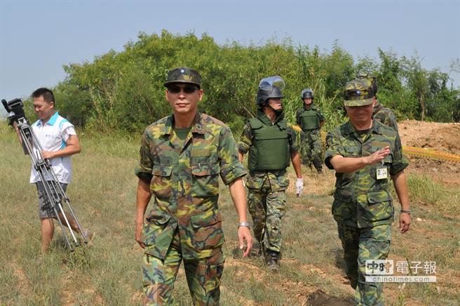 金防部政战主任蔡承栋（前左）少将率员赶抵现场，指挥完成移除作业。（李金生摄）