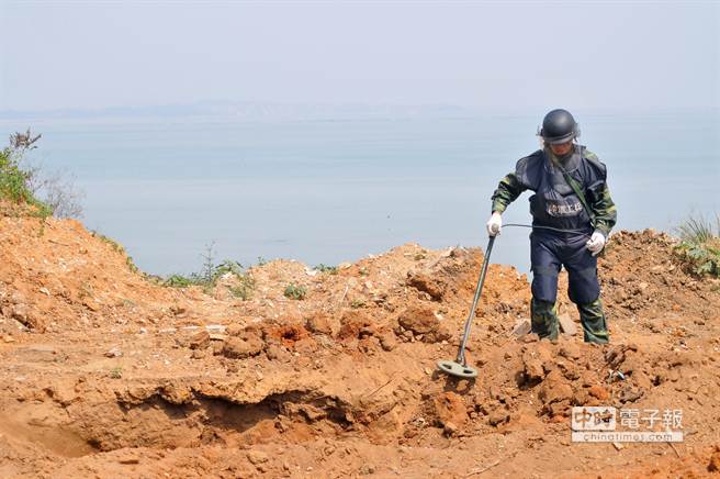 军方继续搜寻可疑残雷，确保军民安全。（李金生摄）