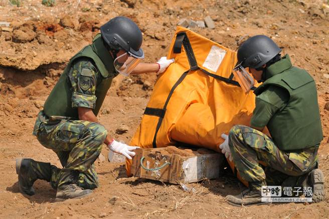 12枚「M3破片式人员杀伤雷」，全部集中移除销毁。（李金生摄）