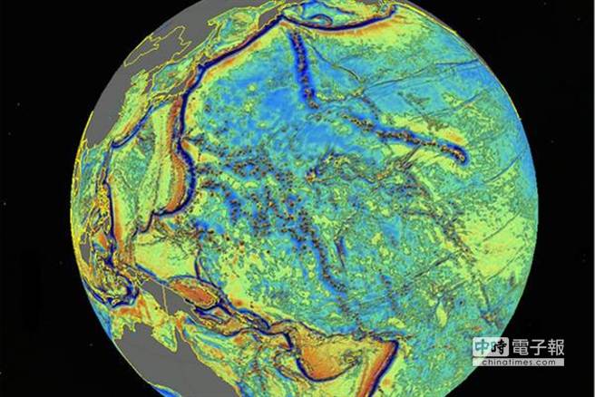 至今最詳細的海底地圖透過衛星探測海底，圖中彩色部分為海洋，黑色為陸地。(摘自鳳凰網)