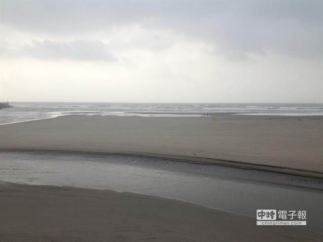 發生消防員與救生教練溺水的龍鳳漁港附近水域。（江詩筑攝）