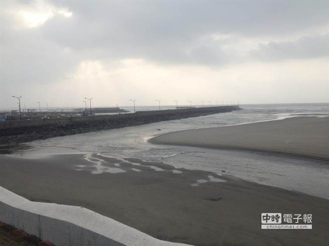 橡皮艇翻覆造成溺水的水域，海象、天氣不佳。（江詩筑攝）