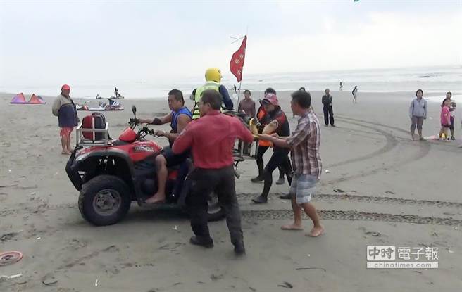 救生教練賴明昌溺水獲救送醫，搶救後仍告不治。（陳慶居翻攝）