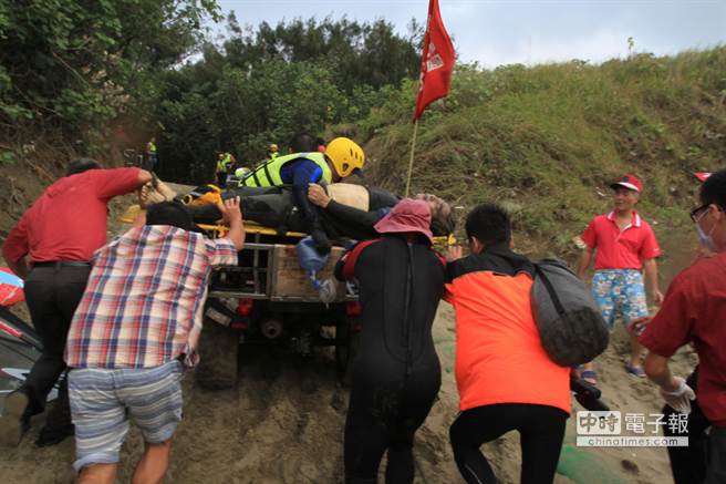 苗栗縣消防局下午在龍鳳漁港海域舉行常訓，突遇大浪造成救生艇翻覆，1警消與1教練溺水送醫不治。（黎薇攝）