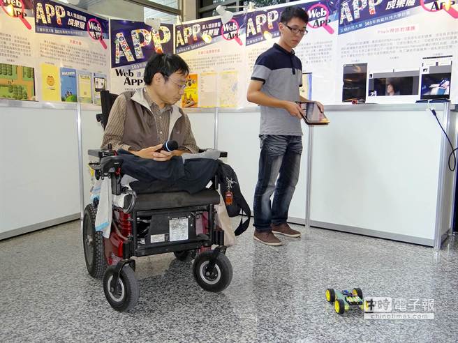 正修科大資工系翁誌謙（右）、朱君奇（左）以「iPad遙控車」獲校內WebAPP達人第1名。（柯宗緯攝）