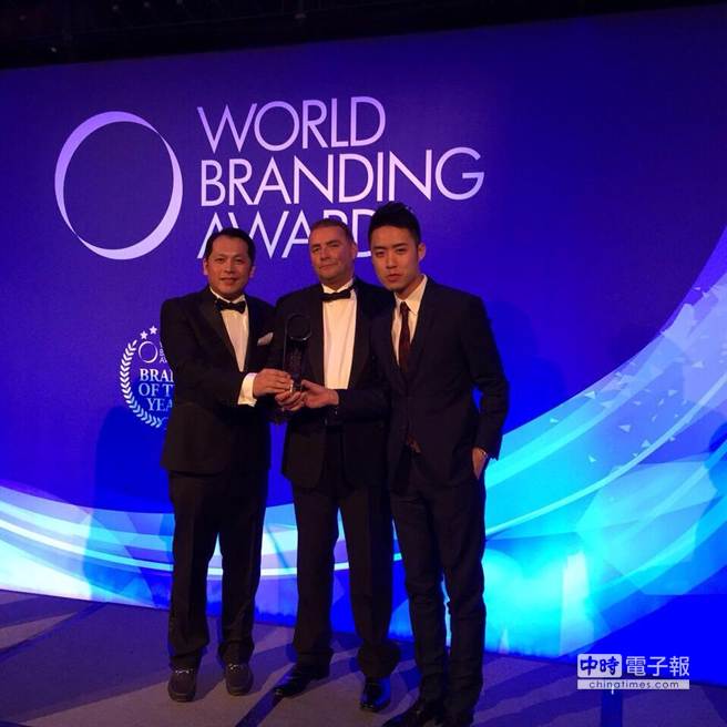 六角國際董事長王耀輝（右）以及馬來西亞代理商CEO Bryan Loo（左）代表日出茶太上台領獎。（業者提供）