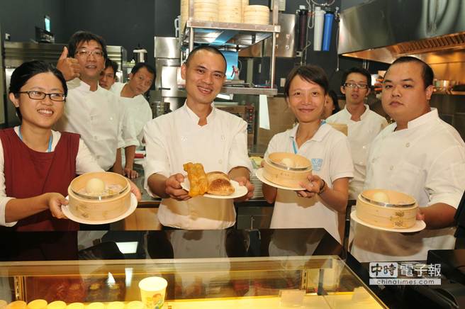 台開「金門風獅爺美食廣場」明日開賣，台式與西式美食上桌迎賓。（李金生攝）