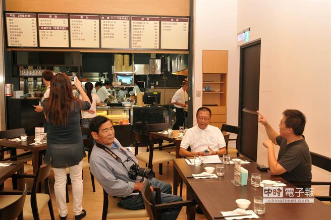 「金門風獅爺美食廣場」舒適的用餐空間。（李金生攝）