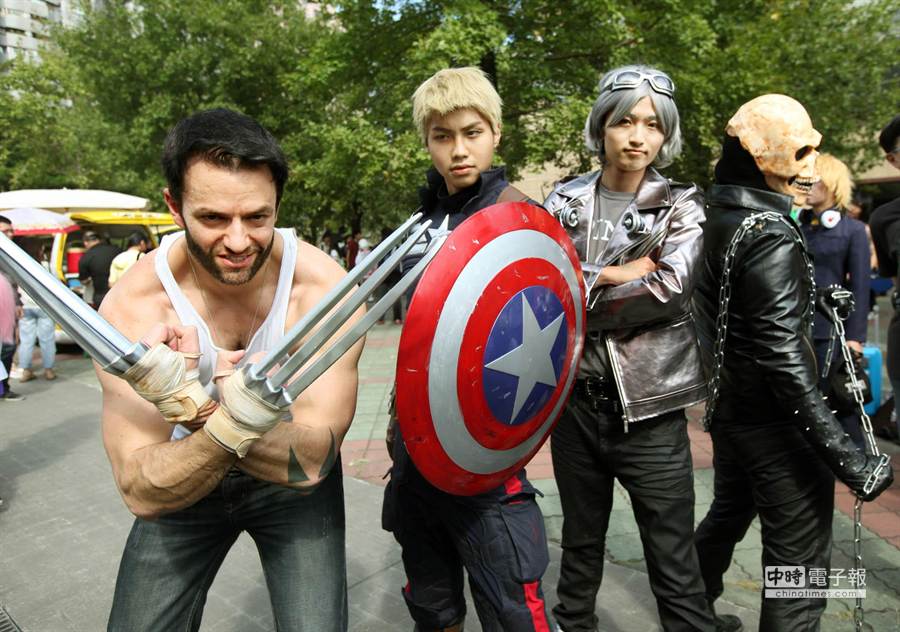 第21屆亞洲動漫創作展26日在台大體育館舉行，吸引許多動漫迷和 Cosplayer角色扮演者前來參與，1位從美國來台半年說得一口流利中文的 Michael Maraghy（左）裝扮成 X 戰警中的金剛狼 Wolverine，且非常貌似金剛狼原扮演者 Hugh Jackman，吸引3位 Coser：美國隊長 Captain America（左二起）、快銀 Quicksilver、惡靈戰警 Ghost Rider 一同合影。（王錦河攝）