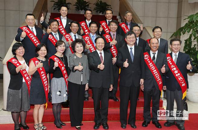 行政院長江宜樺29日接見第23屆國家磐石獎暨第16屆海外台商磐石獎得獎企業，並希望得獎者共同發揚良好企業責任的觀念。（姚志平攝）