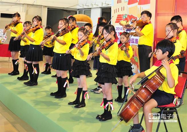 「秋天的童話」邀請彰化上千小提琴學童帶來「環湖草地音樂會」。（吳敏菁攝）