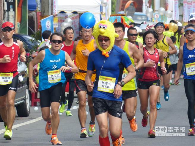 跑友們沿途受至民眾熱烈歡迎、加油。（洪璧珍攝）