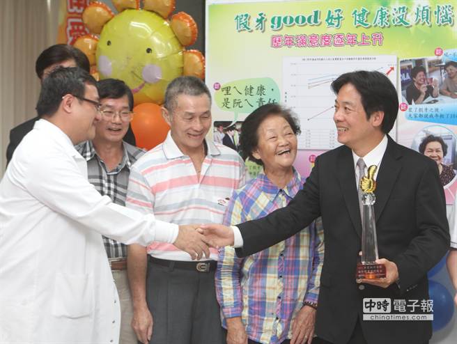 裝置免費活動假牙的施政成果讓市長與長輩們相當滿意。(林文煌攝)