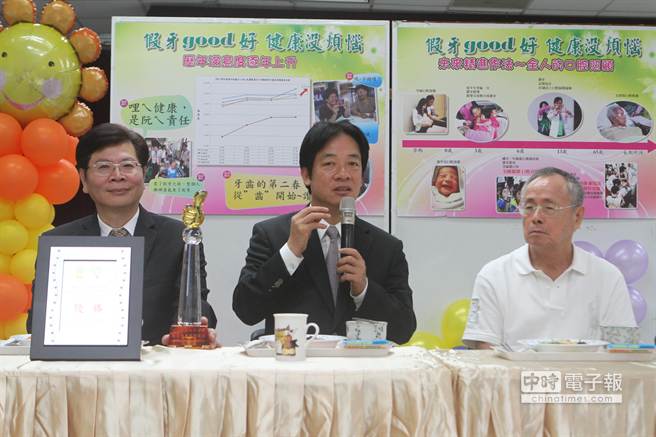 台南市長賴清德今天端出65歲長者裝置免費活動假牙的施政成果。(林文煌攝)