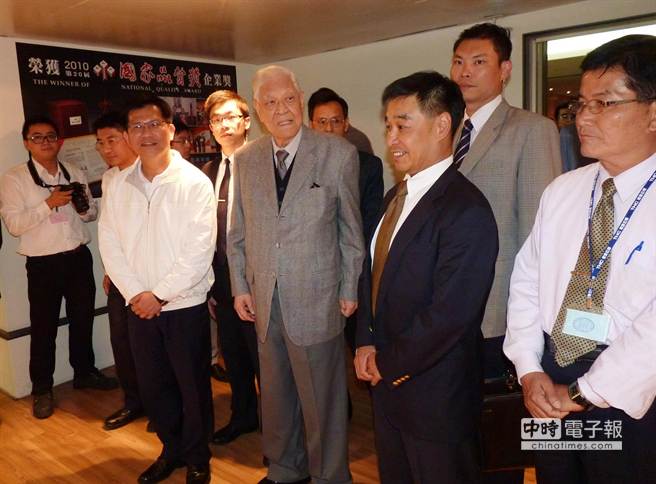 民進黨台中市長候選人林佳龍(左)，今天與前總統李登輝造訪台中加工出口區中港園區，並與廠商進行座談。（陳世宗攝）