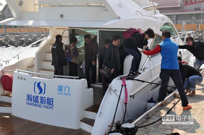 12名乘客上岸，開心旅遊和購物。（李金生攝）