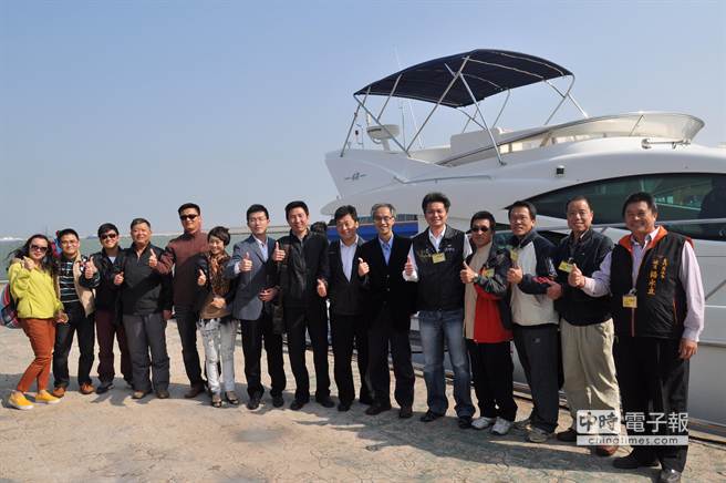 金廈交流寫歷史，水頭碼頭合影留念。（李金生攝）