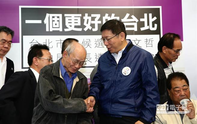 柯文哲（右二）与劳动局长遴选委员一一握手。（王爵暐摄）