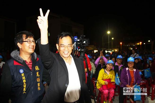 民進黨前高雄市議長蔡見興(左二)現身國民黨澎湖縣長候選人蘇崑雄造勢晚會，疑似陣前倒戈。（蘇崑雄陣營提供照片）